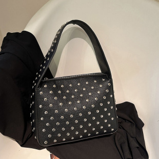 Rivet Hand Shoulder Underarm Bag 2024 New Fashionable Heavy Industry Personalized Billcar Bag Handbag