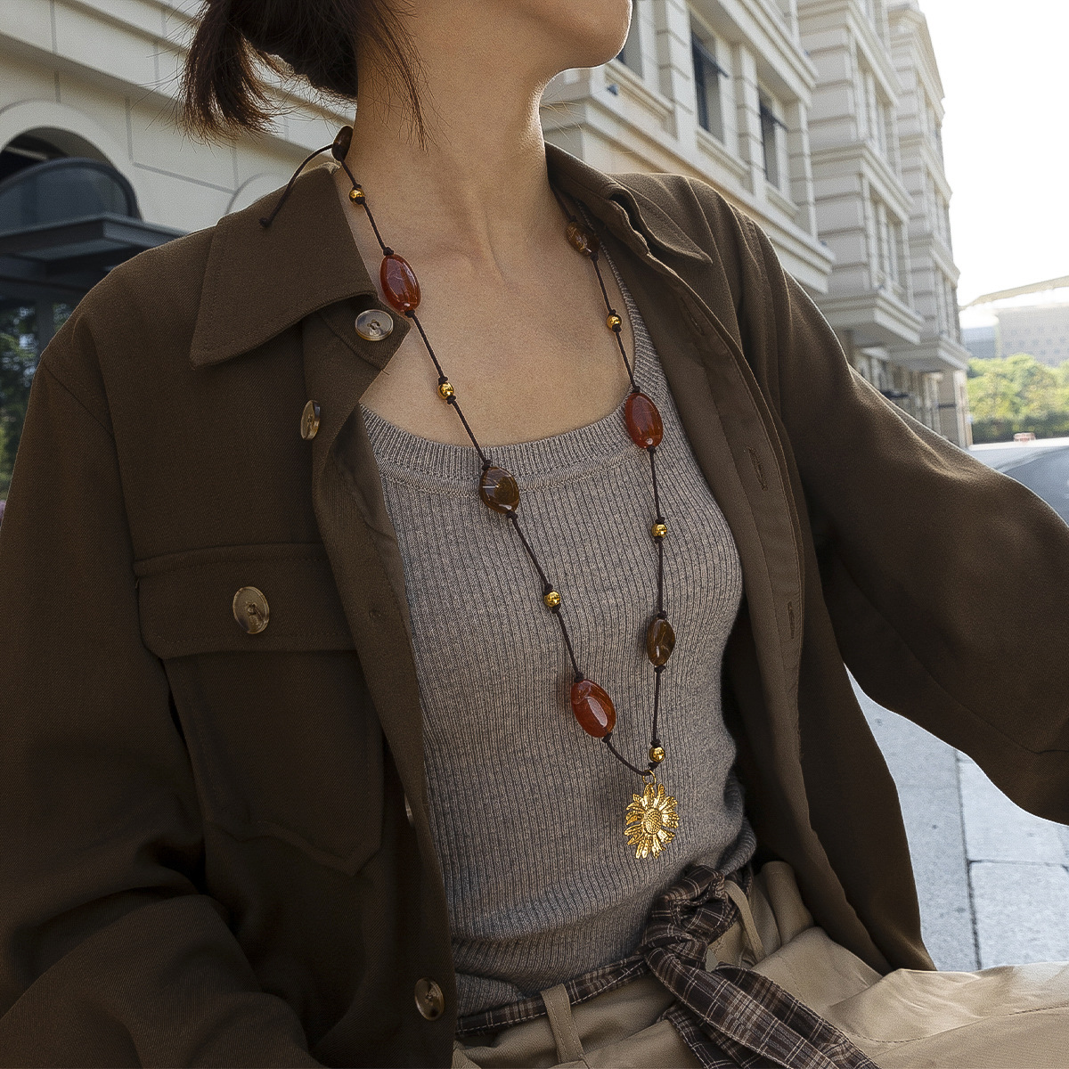 Tiana Europa y América collar de colgante de flores de acero inoxidable nicho ligero de lujo largo acrílico trenzado collar de cuentas joyas