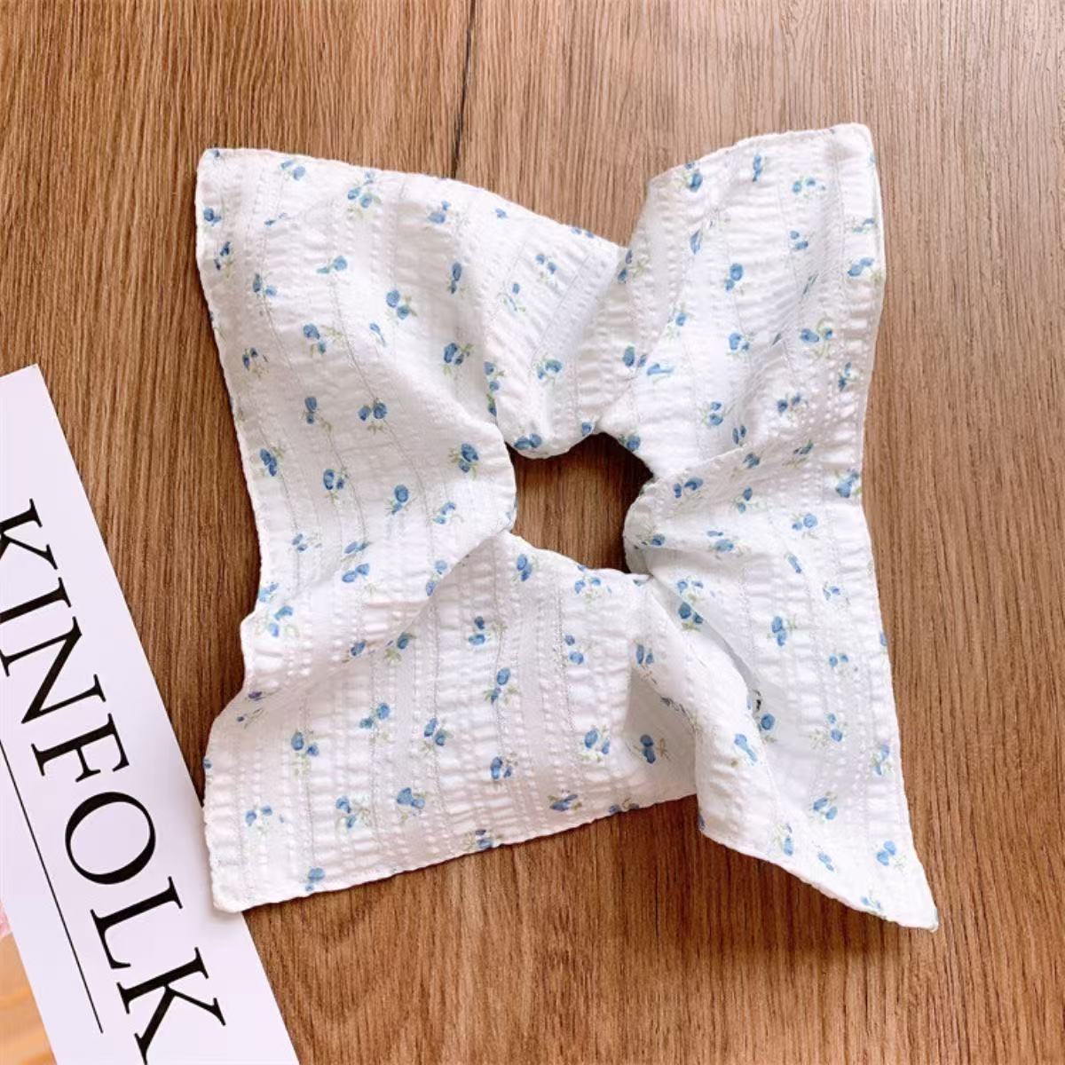 5798 흰색배경 파란색 꽃무늬-광택 사각스카프 (25cm)