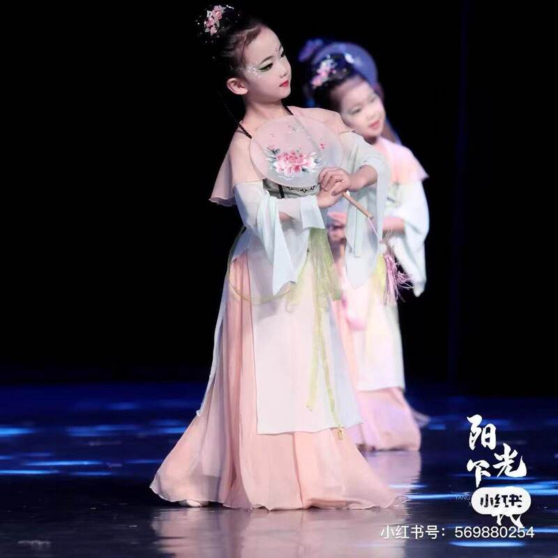 In Early March, Classical Dance Costumes Are Full of Spring Spirit, with Peach-Colored Hanfu and Ethereal Chinese-Style Props Like Round Fans for Dance Performances In Early March, Classical Dance Costumes Are Full of Spring Spirit, with Peach-Colored Hanfu and Ethereal Chinese-Style Props Like Round Fans for Dance Performances