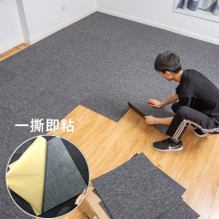 ゴムなしで自分でくっつくじゅうたんの寝室を貼り付けます。