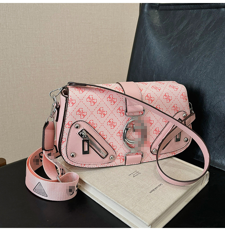 Bolso pequeño estilo motocicleta fresco de moda para mujer 2025 nuevo bolso de cadena de diseño de nicho bolso de mensajero de hombro de moda de primavera y verano