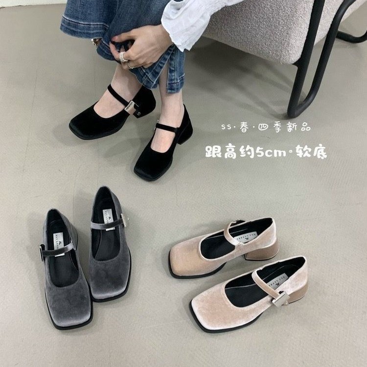 Zapatos franceses de estilo único para mujeres 2025 primavera nuevos zapatos de tacones altos con una falda de terciopelo zapatos de noche