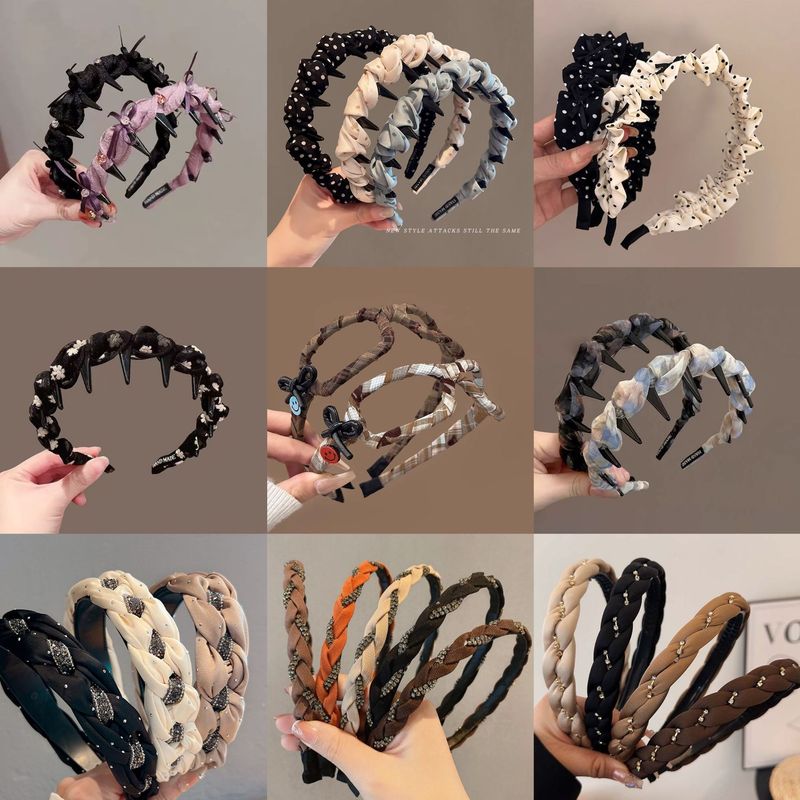 新しいレトロなラインストーンツイストヘッドバンド、ハイエンドでエレガントなヘッドバンド、ヘアピン、女性用インターネットセレブスタイルのつば広ヘアプレス洗顔フープ|undefined