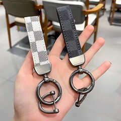 新型の自動車のキーホルダーの男性の高級な軽豪華なキーホルダーの革の古い模様の格子の鎖のチェーンのペンダントの卸売り