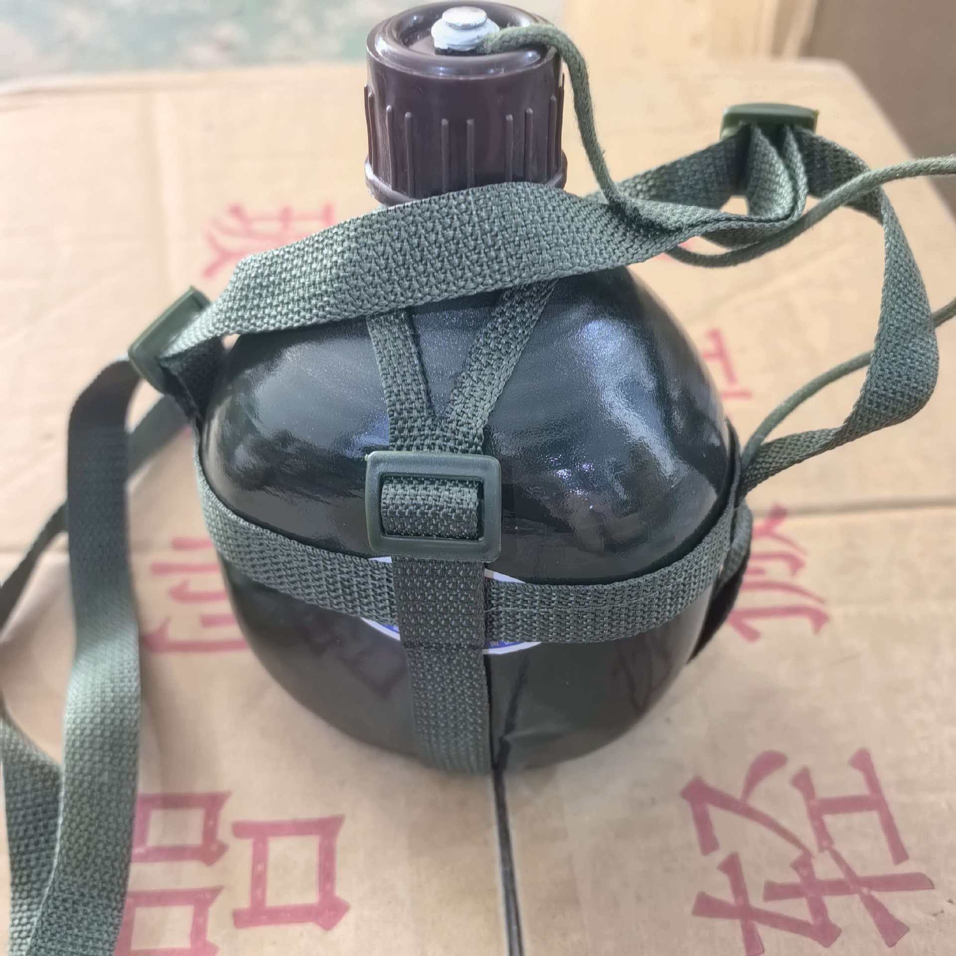 Outdoor aluminum shoulder strap water bottle, large capacity, portable, suitable for hiking, camping, military training, and students, traditional style water bottle