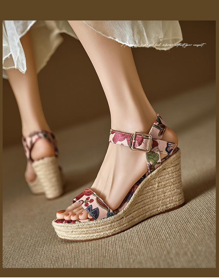 Sandal cao gót nữ hở mũi phong cách Bohemian, đế xuồng đan rơm, quai ngang khóa cài, họa tiết hoa — Xanh trắng, màu hồng nhạt chi tiết 1