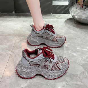 �ļ��M����ˮ荺�וr���ϵ�ЬŮ���m͸�����@��������e�\��Ь