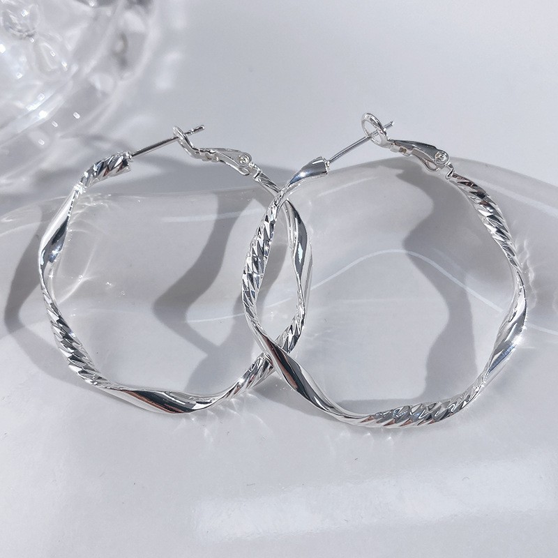 Nuevos desplazamientos de moda con pendientes de círculo grande, ligero y lujoso, temperamento femenino de alta gama, botones para los oídos, Orejeras de círculo vegetariano, agujas para los oídos