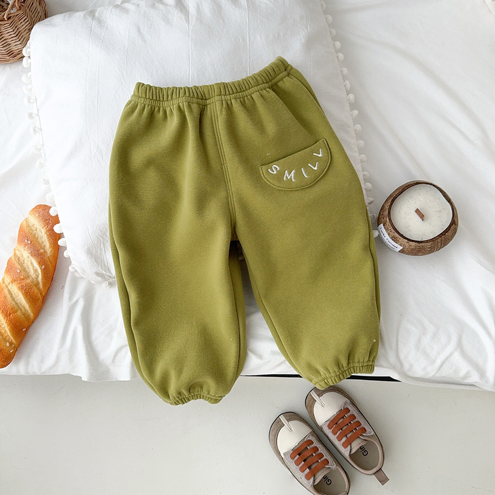 Versión coreana de ropa de otoño e invierno para bebés, chaleco de pana grueso y cálido más pantalones de terciopelo, camisa de fondo a rayas, traje de tres piezas