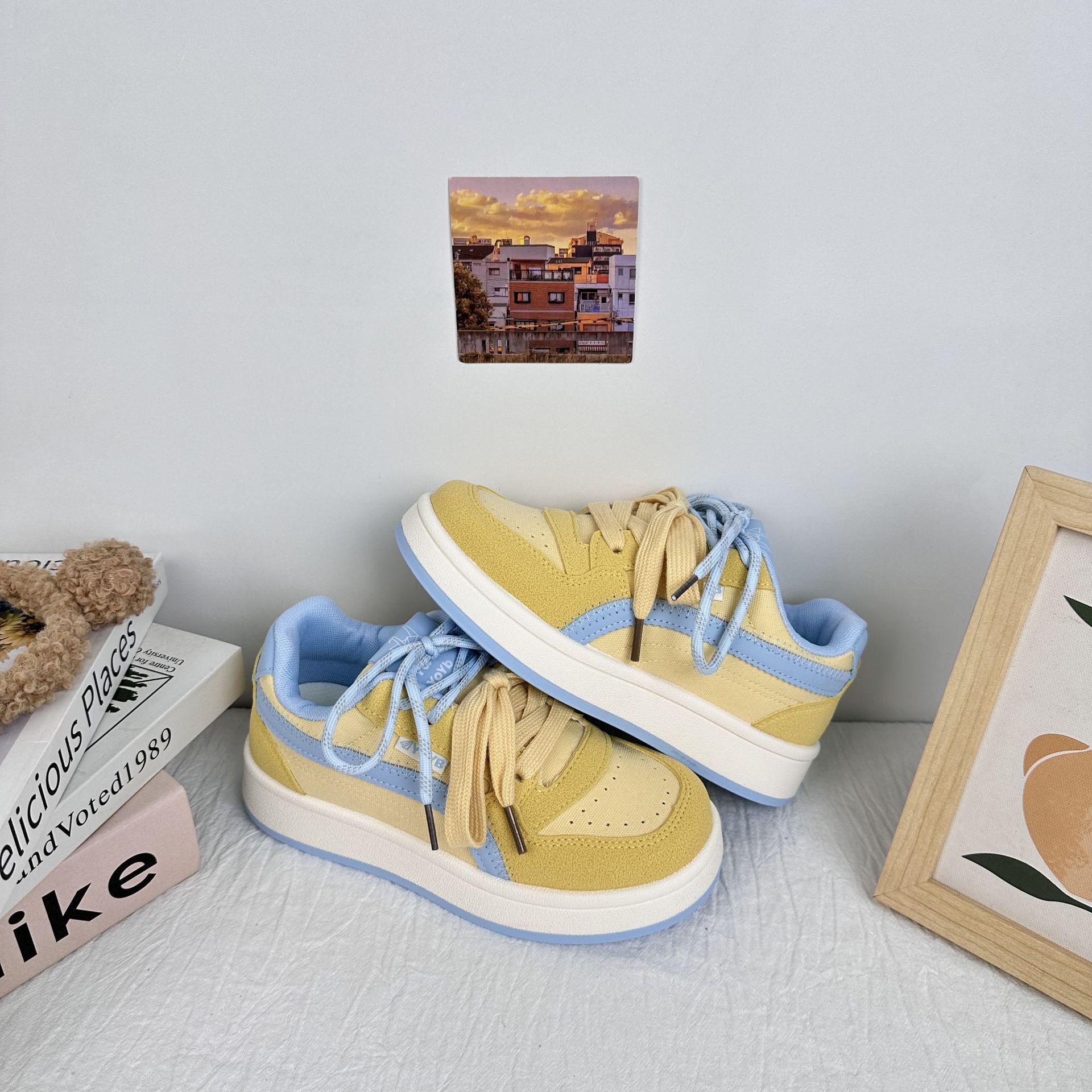 Zapatos de suela gruesa de larga onda para mujeres 2025, nuevos zapatos de moda, zapatos de pan de nicho, zapatos blancos de verano, zapatos de skate casuales