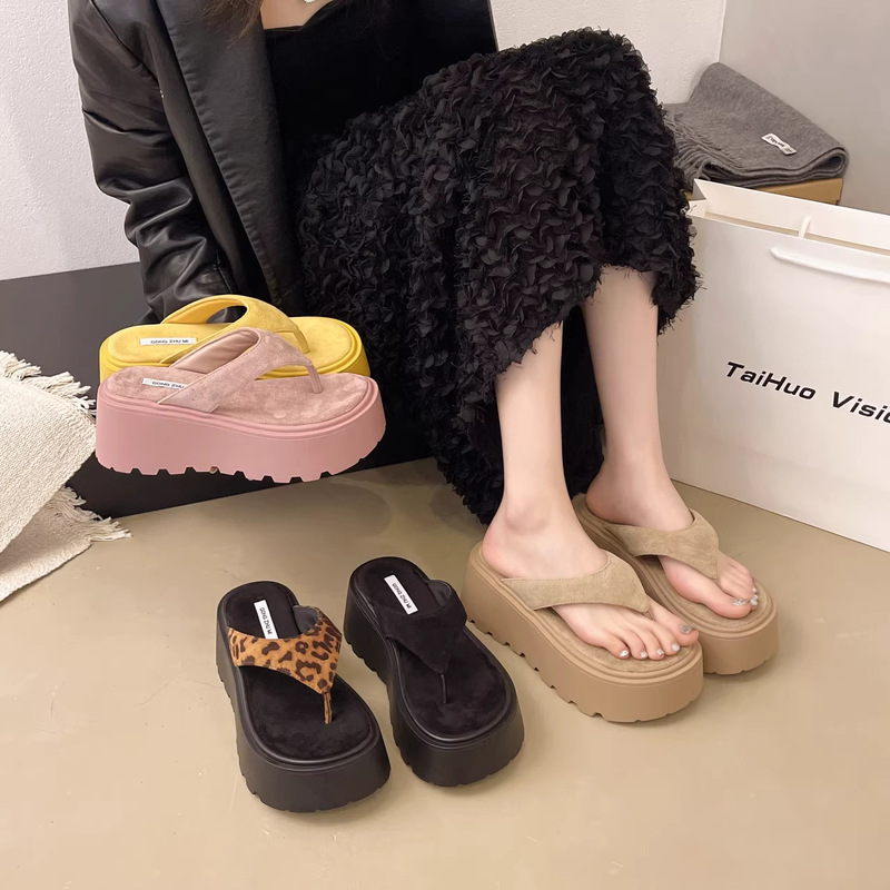 Thick-Soled Flip-Flops for Women, Summer 2026 New Stylish Sandals with Height-Increasing Platform and Clip-Toe Design, Trendy