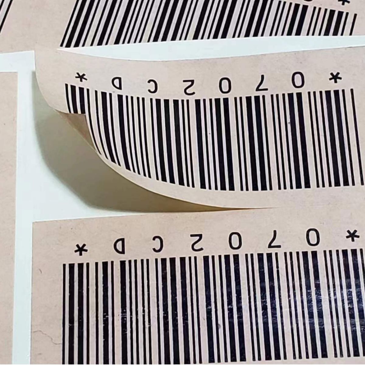 牛皮纸易碎纸条形码二维码不干胶标签厂家LOGO透明铜版纸贴纸印刷