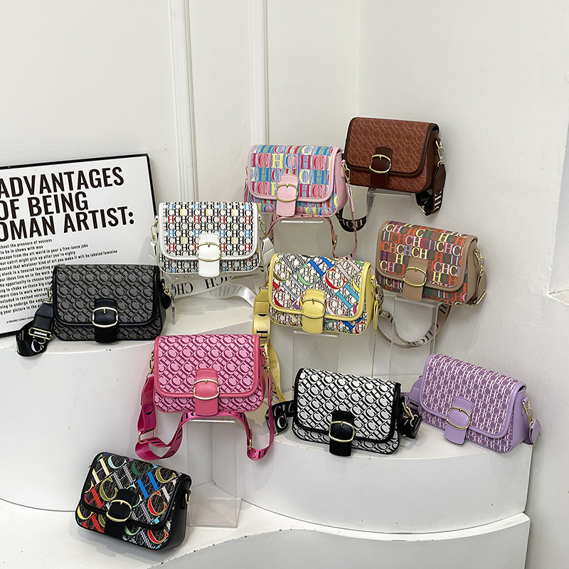 Bolsos transfronterizos 2024 nuevo bolso de hombro de estilo de tendencia de la moda con letras impresas, bolso pequeño de mensajero de todo fósforo