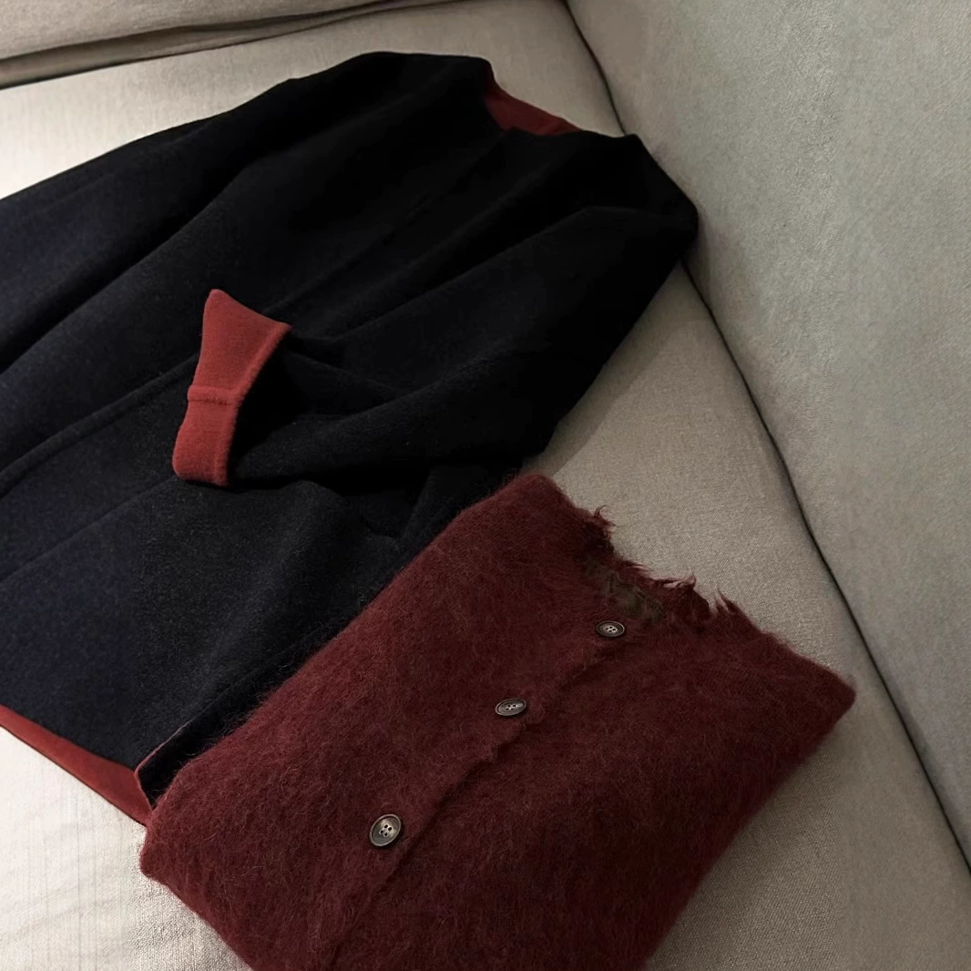 2024 осенне-зимняя двусторонняя двусторонняя верхняя одежда средней длины ручной работы из овечьей шерсти, двухцветная верхняя одежда для женщин, черно-красная верхняя одежда в тон