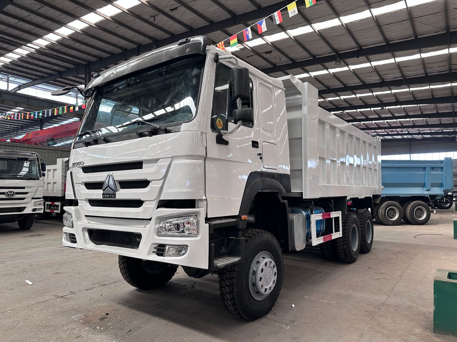 In-stock at the factory: Howo 10-wheel 371 horsepower engineering dump truck, rear eight-wheel tipper truck, National III standard dump truck