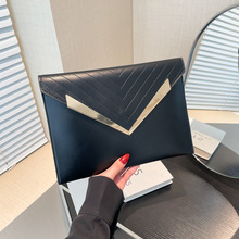 高颜值小众设计女士手拿包2024新款时尚洋气斜纹绣线手机信封包包