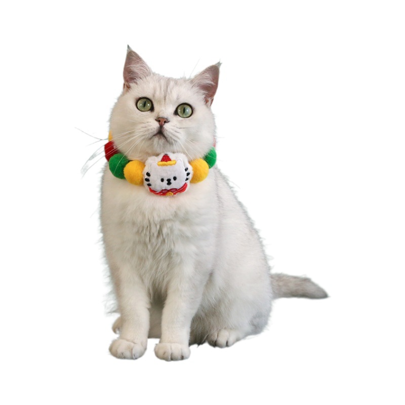 2024 mascotas árbol de Navidad bola collar gatos perros dibujos animados juguetes de peluche bordados bolas de colores guisantes lindos