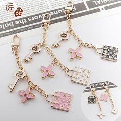 バッグペンダント変身チェーンバッグストラップ装飾アクセサリー四つ葉のクローバー要素チェーンペンダントハードウェアアクセサリーチェーンペンダント