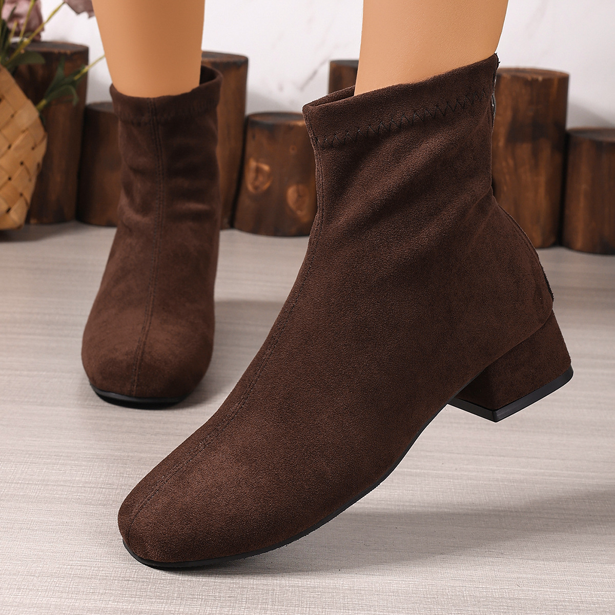 Botas Martin retrô de camurça, modelo slim, nova coleção de outono, tamanhos grandes, salto grosso, botas de cano curto com salto médio para mulheres._voghion.com