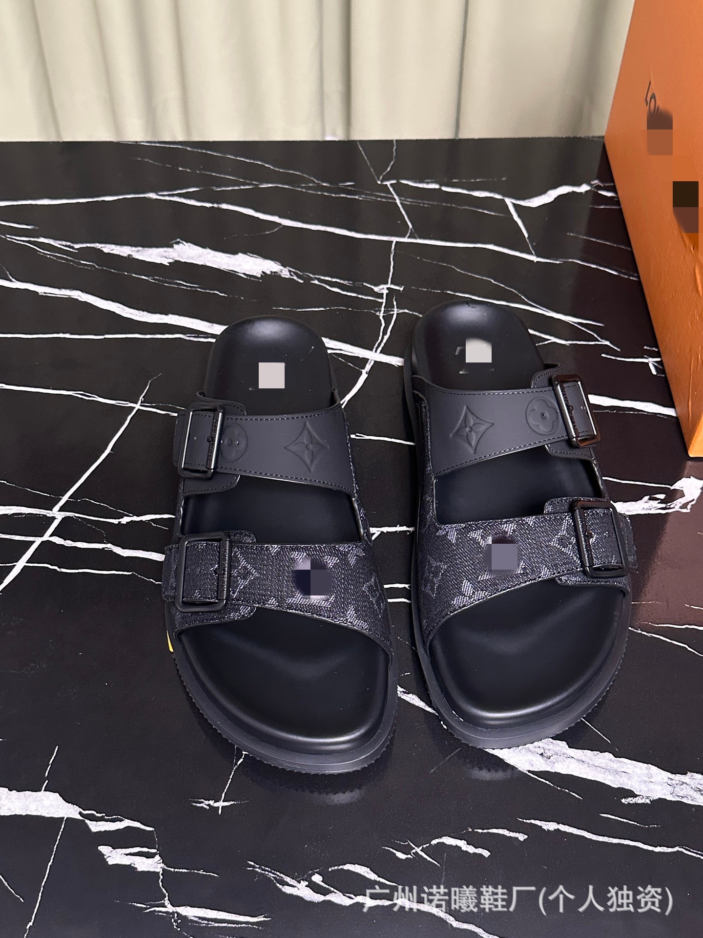 Zapatillas de moda para hombres con suela suave cómodas para usar zapatos de playa de cuero originales caja original de lujo marca de moda de doble cinturón de moda casual image 15