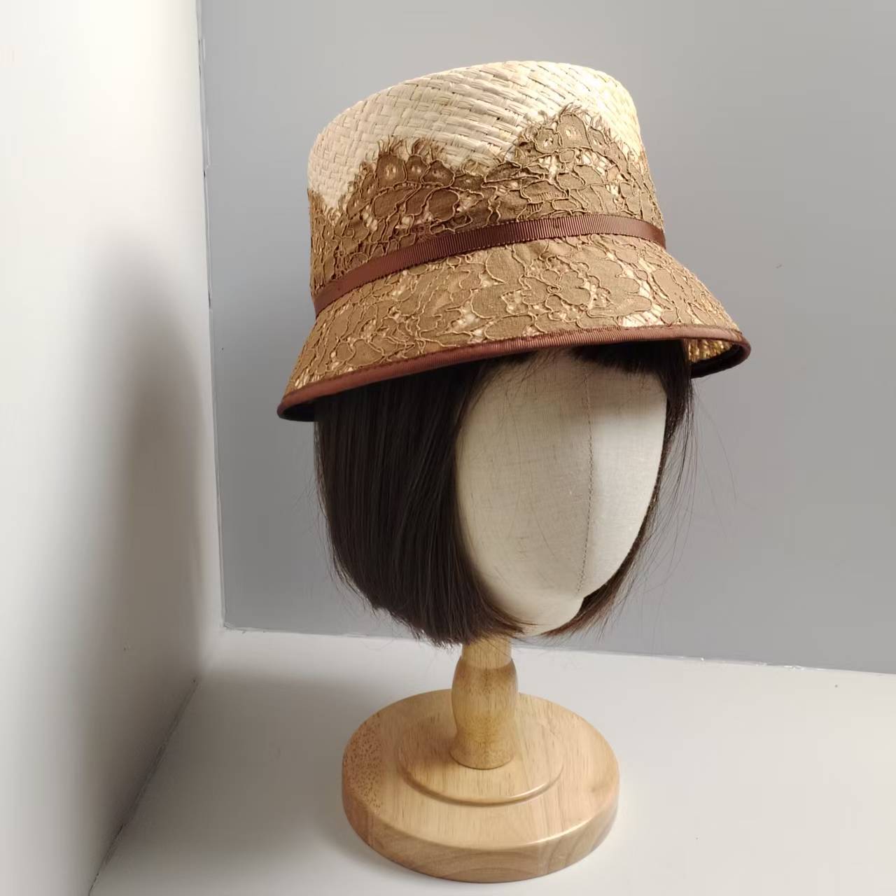 Cappello a secchiello in paglia stile francese elegante con fiocco_voghion.com