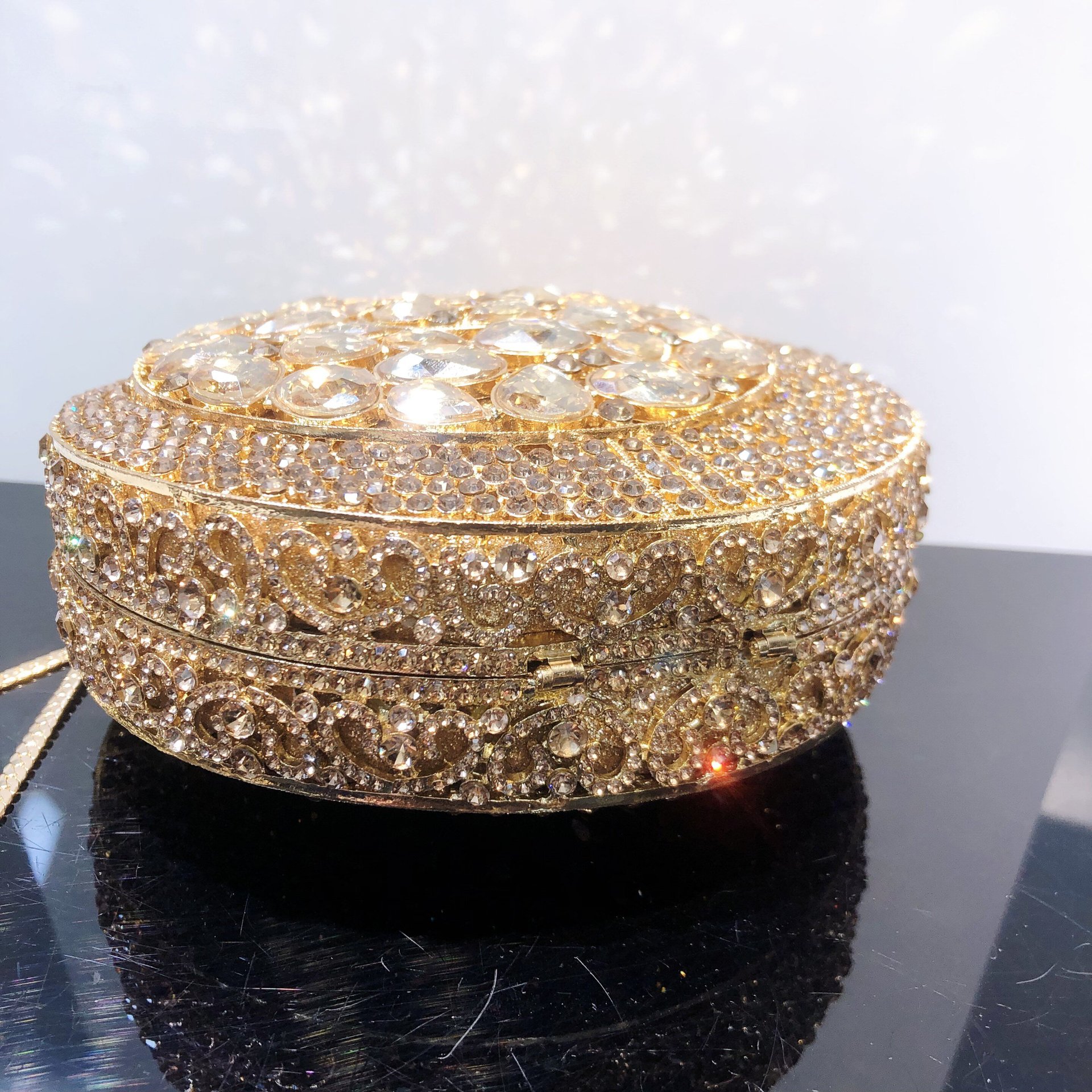 Túi clutch dạ tiệc đính pha lê kim cương kim loại rỗng phong cách Âu Mỹ — Ốc vàng, Kim cương trắng trên nền vàng (tùy chỉnh), Vàng xanh lá cây xanh lam (tùy chỉnh), Màu Sâm Panh (tùy chỉnh) chi tiết 6