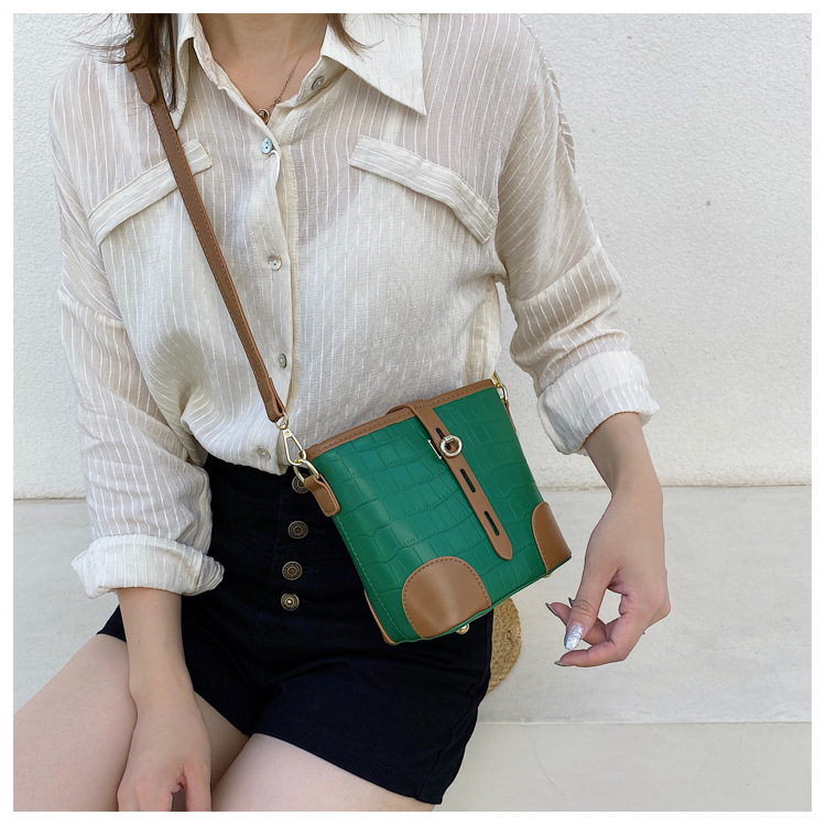 Nihaojewelry Fashion Texture Crocodile Pattern One-shoulder Messenger Bucket Bag Wholesale display picture 8