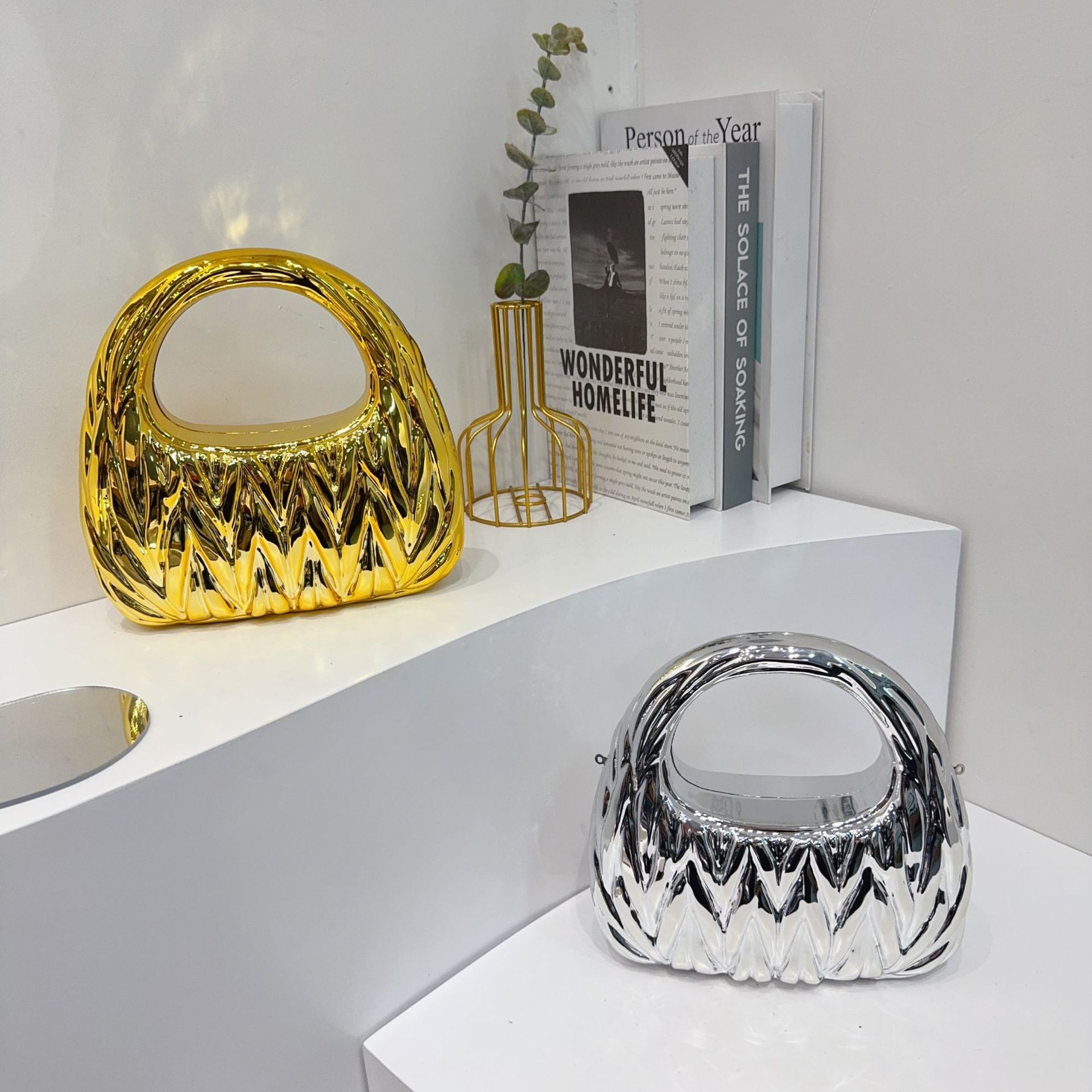 Creative acrylic bag, European and American cross-border fashion pleated cloud bag, versatile, light luxury and personalized banquet handbag full figure
