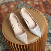 电镀粗跟简约亮片纹理尖头粗跟单鞋女中跟鞋子通勤职业高跟鞋大码