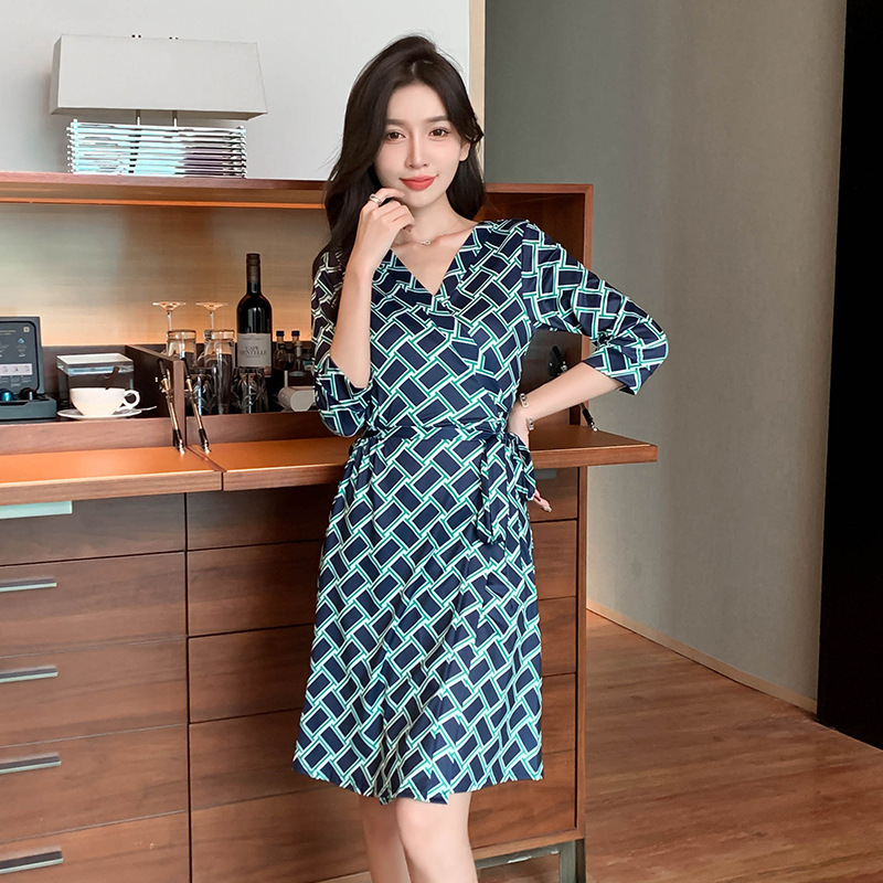 Cross-border Women's 2022v Collar Wrap Dress Green Geometric Print Slim-fit One-piece Lace-up Waist Dress Cross-border Women's 2022v Collar Wrap Dress Green Geometric Print Slim-fit One-piece Lace-up Waist Dress