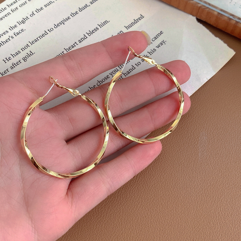 Pendientes de alta gama de lujo ligero transfronterizo de aguja de plata de galvanoplastia de oro real, pendientes de personalidad de nicho, pendientes de alta gama de moda al por mayor