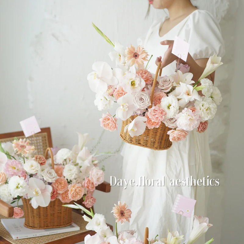 Cesta de flores de ratán de estilo pastoral de mano cesta de mimbre de plástico cesta tejida a mano arreglo floral cesta pequeña cesta de picnic de hierro