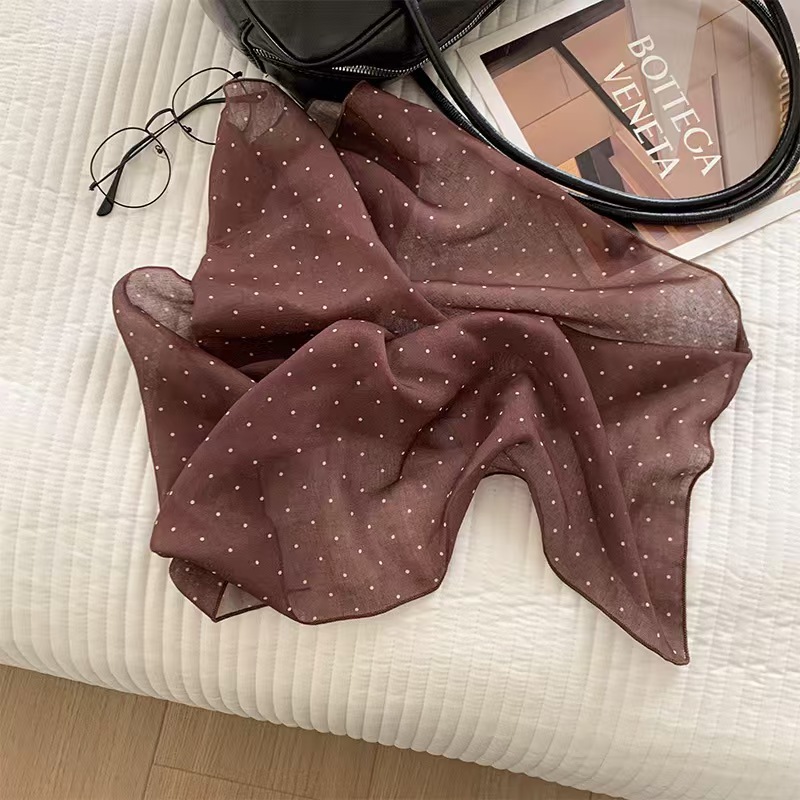 작은 갈색 점들