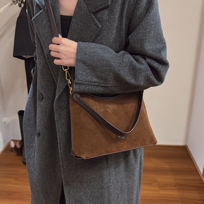 2025 invierno nuevo esmerizado viaje bolsos de brazo de moda de mujer alta sensación bolso de hombro de moda mochila casual
