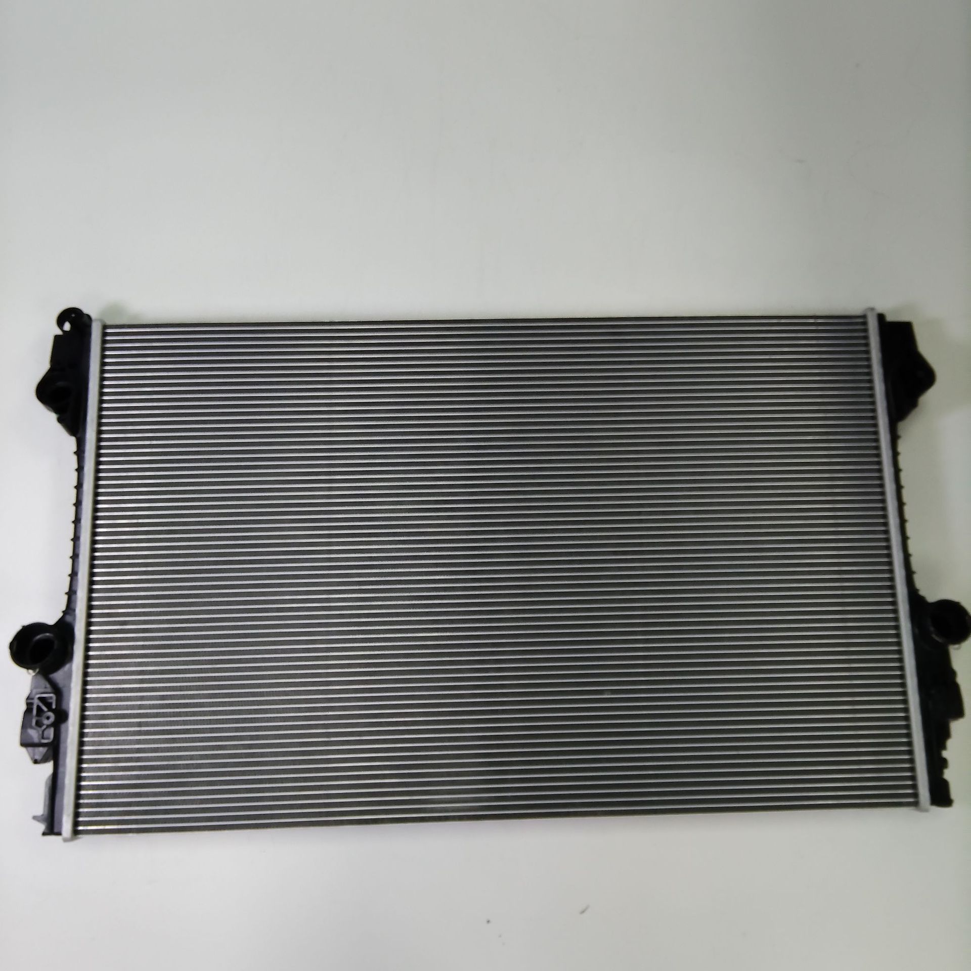 Suitable for 2010-2016 Porsche Panamera Radiator Water Tank Model 97010613103