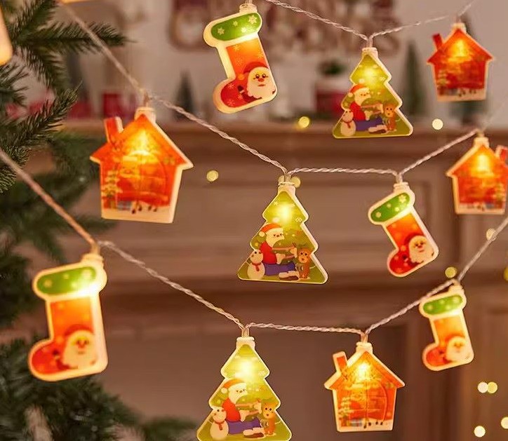 Sombreros rojos de Navidad, calcetines de Navidad, campanas de Navidad, cadenas de lámparas de navidad, pequeñas luces de color