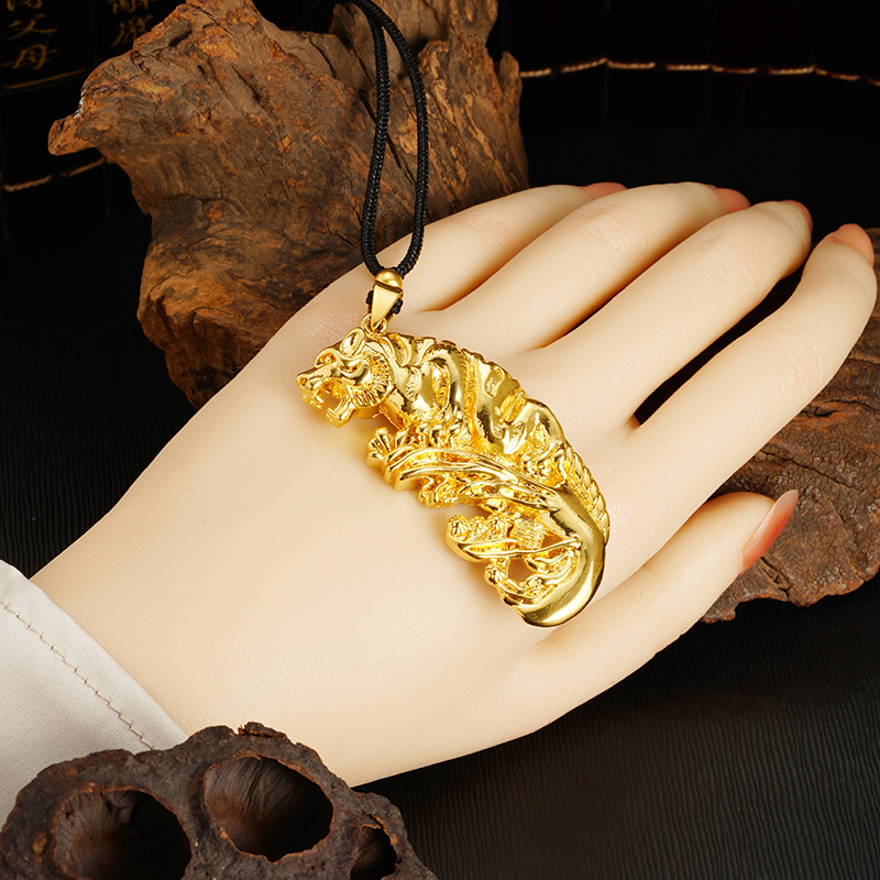 Imitación oro Tigre collar hombres antigua ley herencia domineering 3D Tigre colgante cuerda negro Vietnam arena joyería de oro al por mayor