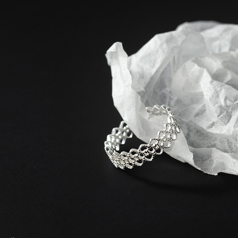 Bague rétro française en argent sterling S925 avec bordure en dentelle pour femme, design élégant et raffiné, bague ouverte en forme de cœur ajouré, tendance_voghion.com