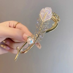 新商品の羽をねじって、高級感のある後頭部のヘアピンを挟みます。