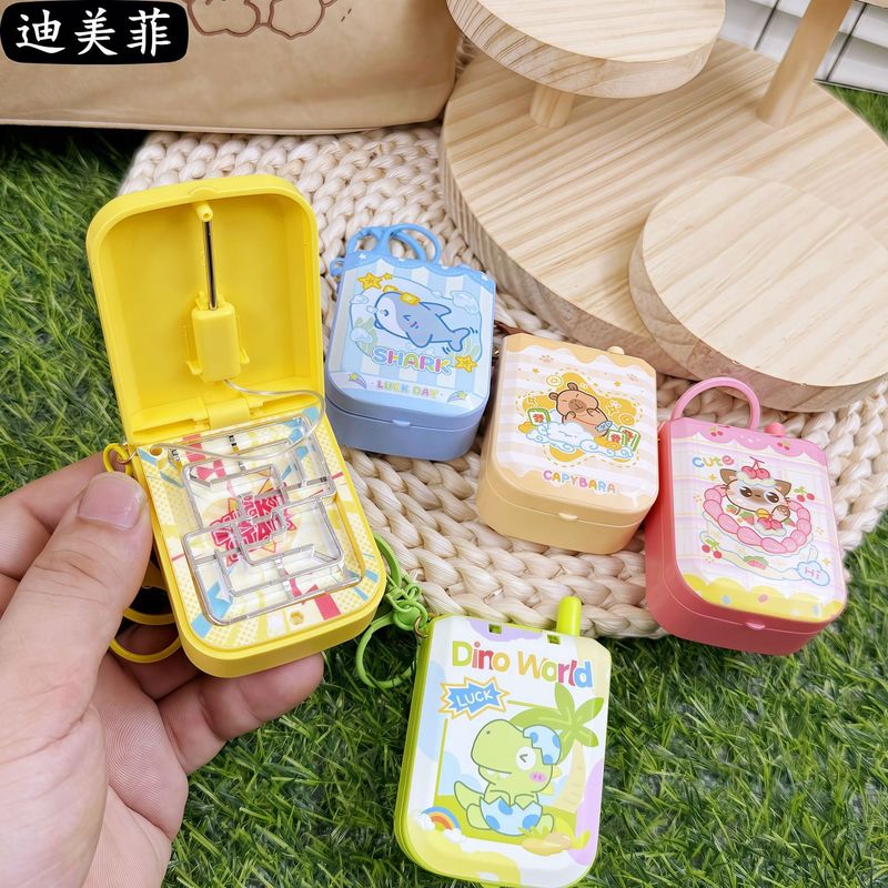 創意カピバラのゲーム機の鍵はかわいいアニメの露店を掛けて最前線を通り抜けておもちゃのペンダントの贈り物に挑戦します。|undefined