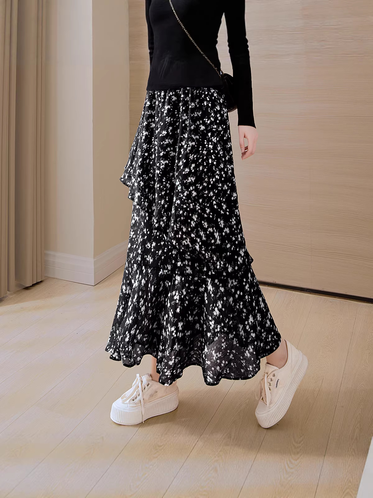 Chân váy xòe họa tiết hoa nhí, xếp ly nhẹ, thiết kế xẻ tà thanh lịch — màu đen