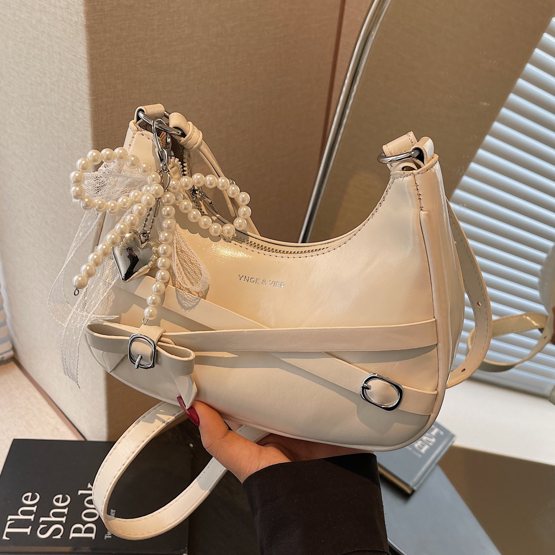 Nicho de cera de aceite bolso de piel mujer 2025 nuevo estilo de verano de moda de encaje arco brazalete textural mochila