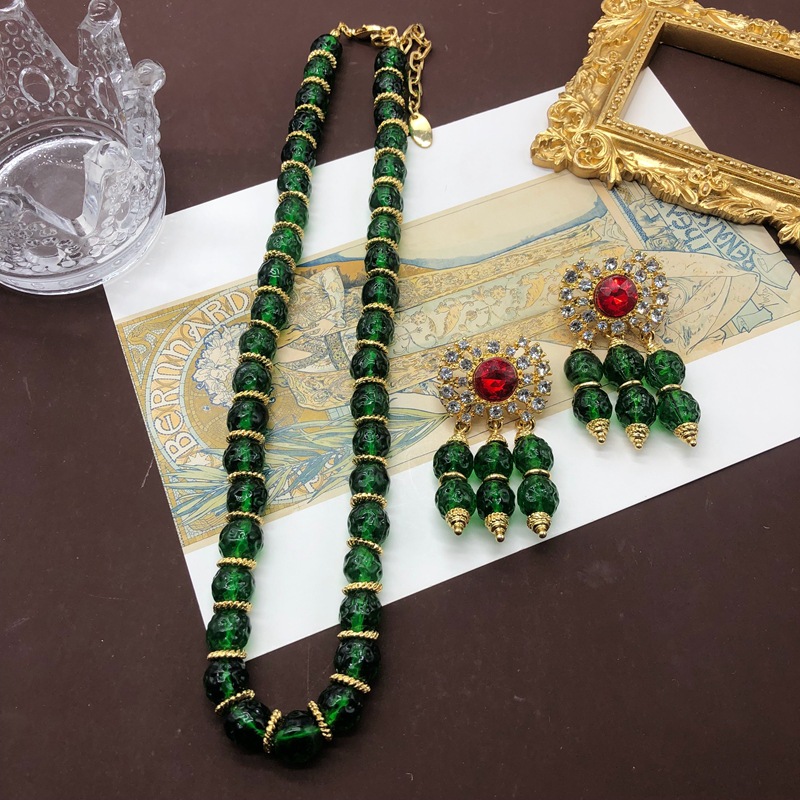Set di orecchini corti con perline di vetro smeraldo del Medioevo occidentale placcati in oro vero e diamanti, lunghezza media_voghion.com