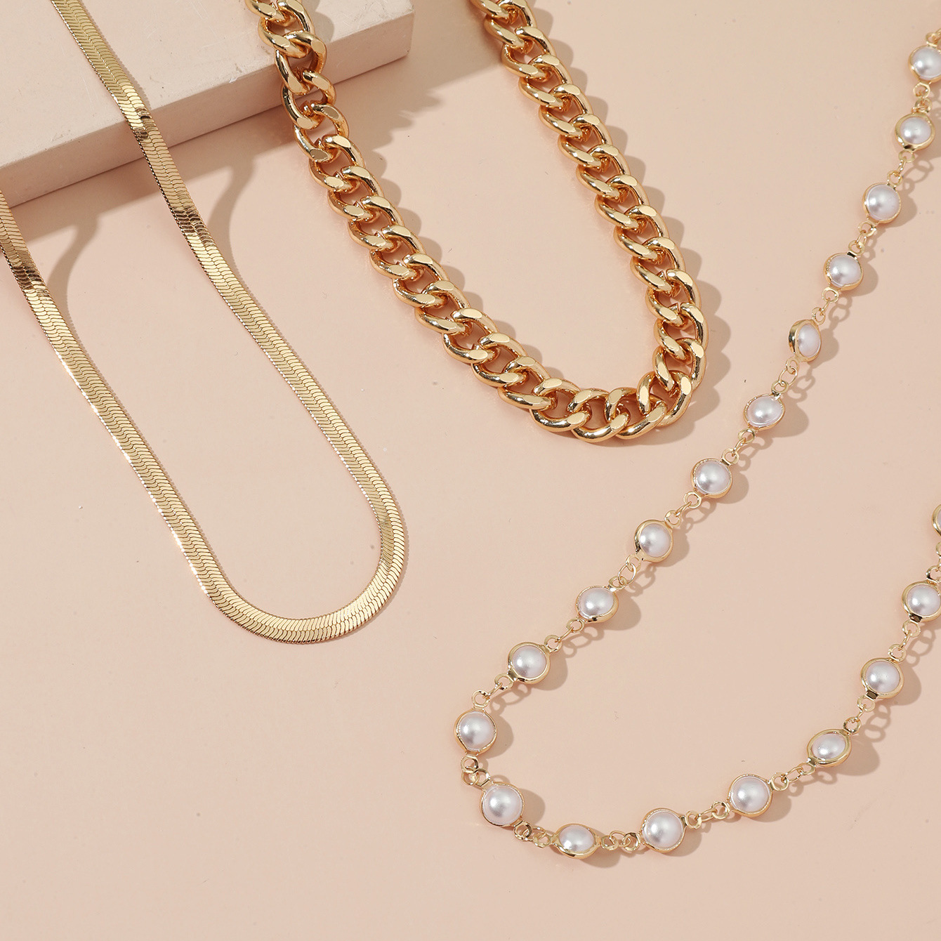 Collier multicouche en perles et chaînes style élégant_voghion.com
