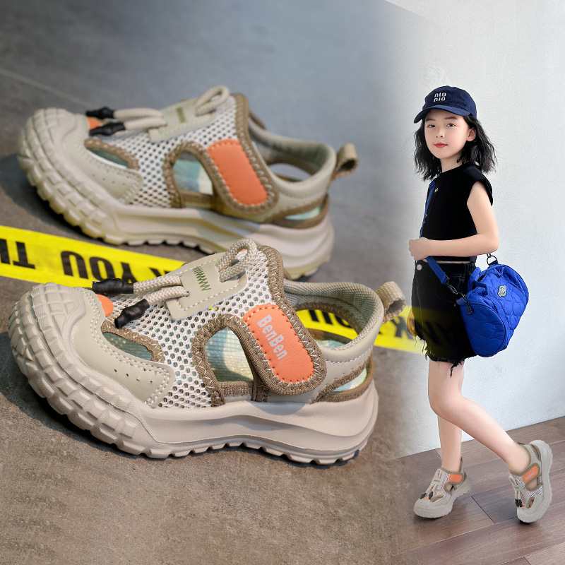 Sandalias Baotou para niñas 2025 verano nuevo estilo niños malla transpirable zapatos deportivos de playa zapatos de red huecos para niños de mediana edad