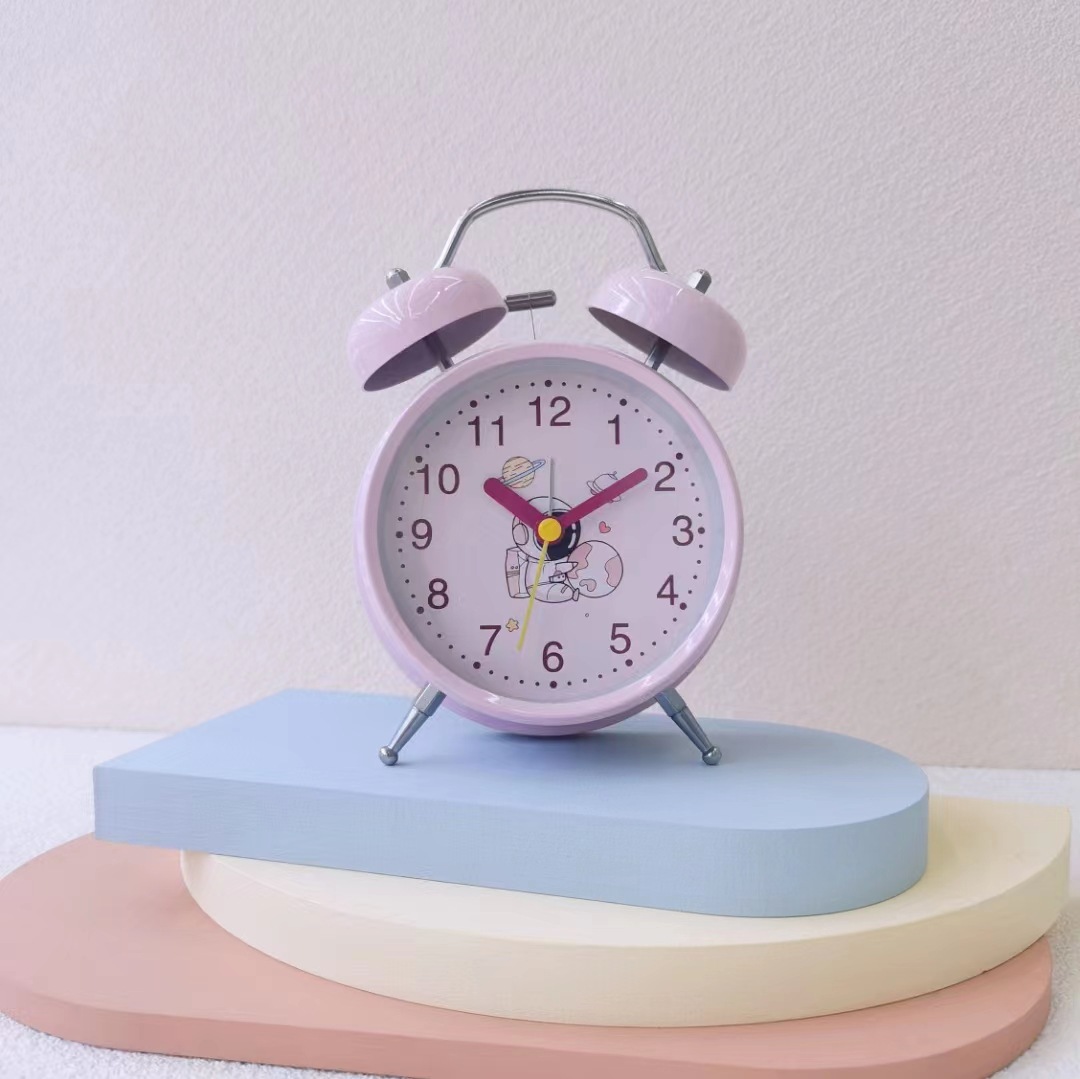 La decoración directa de la cabecera del reloj de alarma del astronauta simple claro de la fábrica 4-inch puede ser hora fija con el despertador ligero de la noche del estudiante