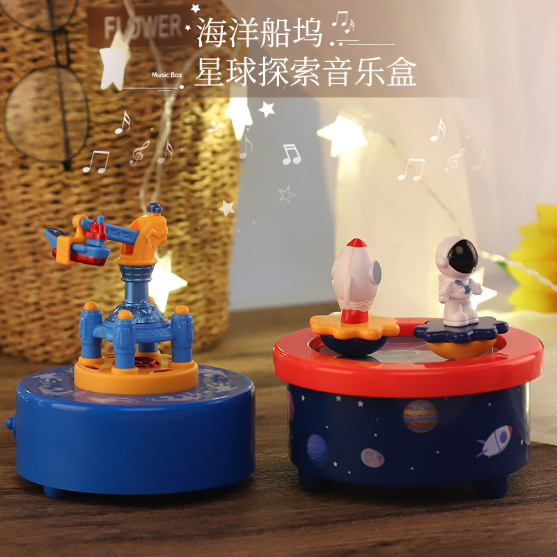 Base naval de dibujos animados amazonos niños caja de música pianos astronautas girando planetas explorando cajas de octeto