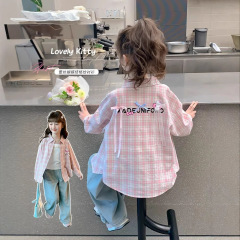 女の子の格子のシャツの夏の2025新型の洋気の大きい子供のシャツの薄いタイプの子供の日焼け止めの服のコートの中で大きい子供