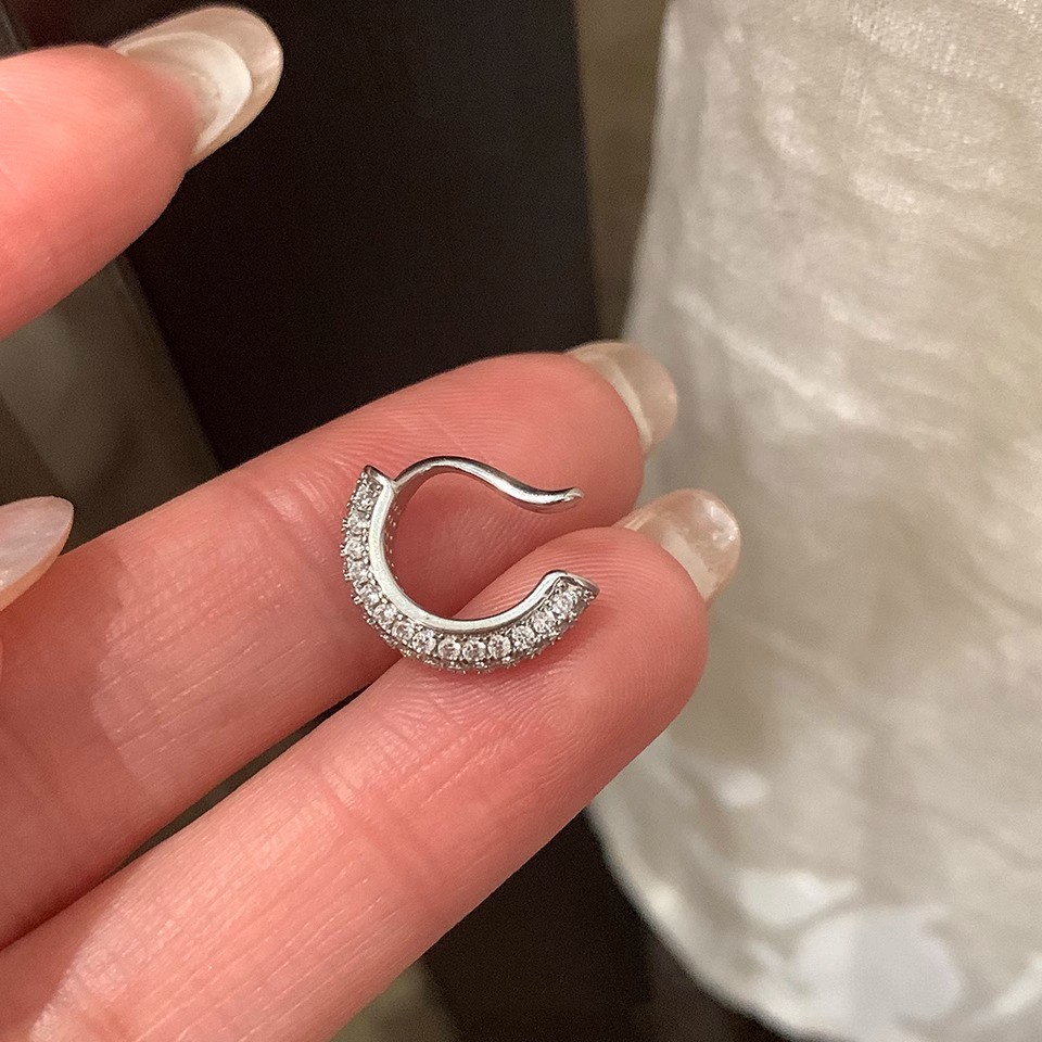 Hebilla de oreja brillante de gypsophila ~ Pendientes de anillo de oreja de diamante flash de medio círculo azul y blanco, anillo de hueso de oreja de nicho avanzado de moda femenina